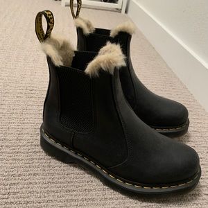 LEONORE BOOT IN BLACK
Dr. Martens